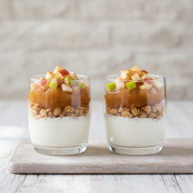 Bratapfel-Joghurt-Schichtdessert mit Knuspermüsli